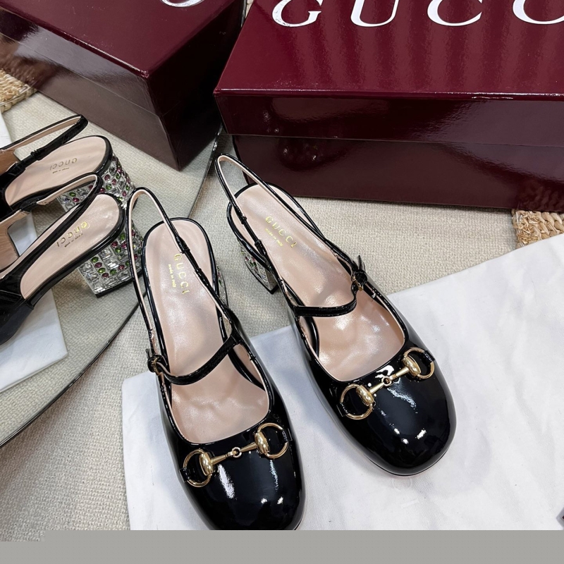G*u*i sandals